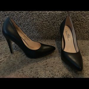 5.5 black pointed toe,5 inch heel. Worn twice